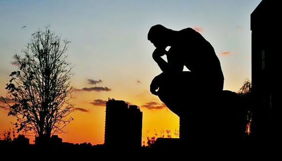 夕阳下思考的人